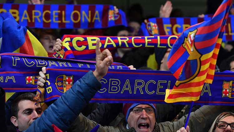 Suporter Barcelona saat mendukung timnya melawan Chelsea. Copyright: © Getty Images