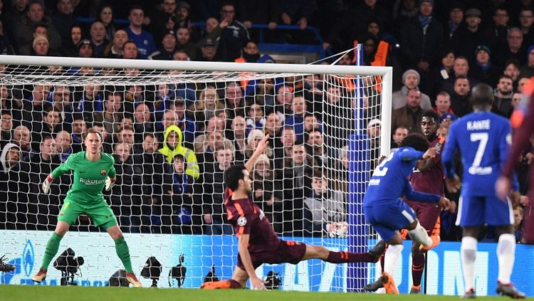 Tendangan Willian berhasil melewati pemain Barcelona sehingga membuahkan gol. Copyright: © Getty Images