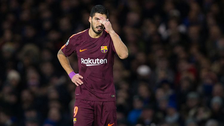 Luis Suarez tertunduk lesu setelah kehilangan kesempatan emas dalam mencetak gol bagi Barcelona. Copyright: © Getty Images