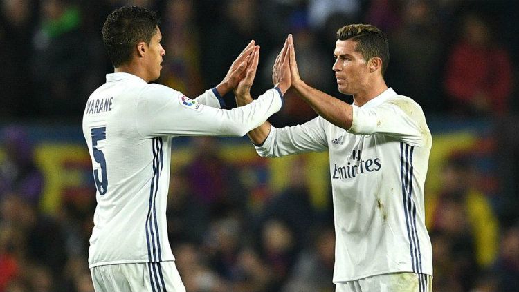 Raphael Varane dan Cristiano Ronaldo di Real Madrid Copyright: © beIN SPORTS
