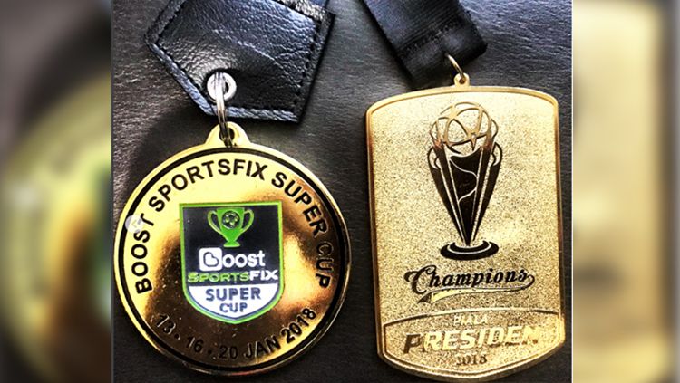 Medali Sportsfix Super Cup dan Piala Presiden 2018 yang dimenangkan Persija. Copyright: © Ivan Carlos