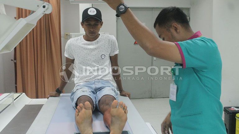 Mardiono saat melakukan tes medis di RS SPH, Selasa (20/02/18). Copyright: © Taufik Hidayat/Indosport.com
