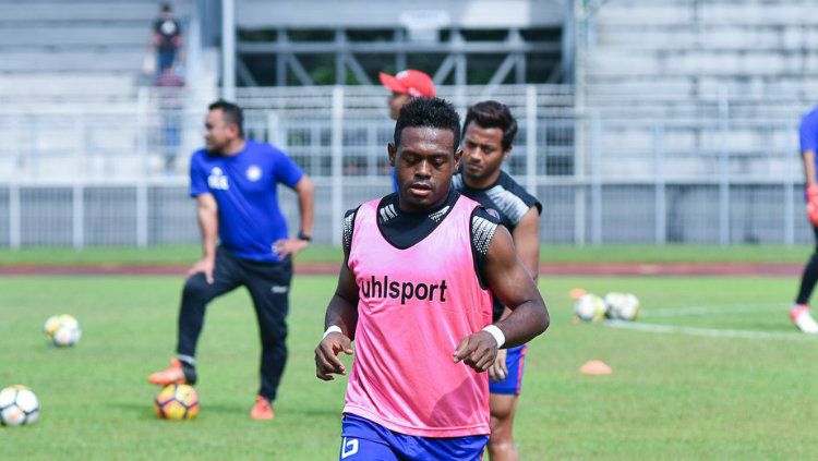 David Laly saat menjalani latihan bersama Felcra FC. Copyright: © Ofisial Felcra FC