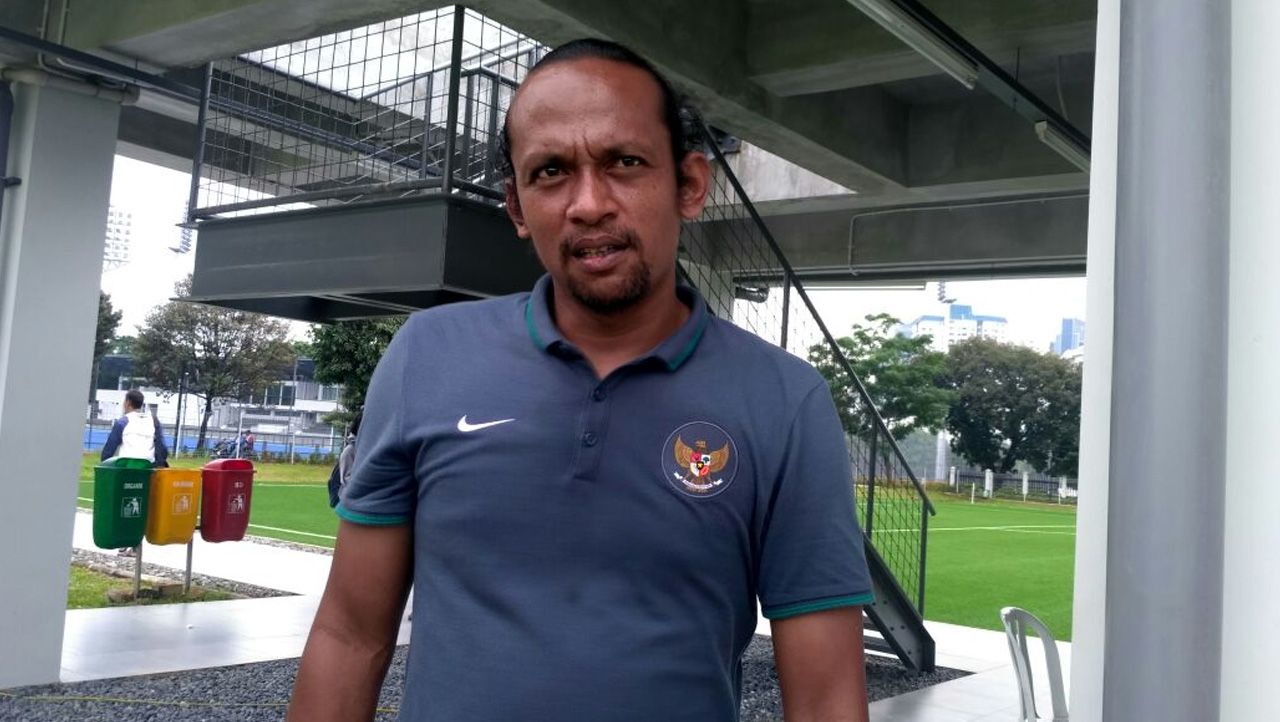 Pelatih kiper Persita Tangerang, Mukti Ali Raja memberikan respons menggelitik saat disinggung nasib Liga 1 2020 yang belum pasti. Copyright: © Kemenpora