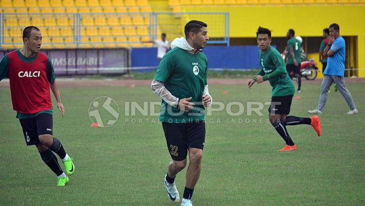 Esteben Vizcarra saat latihan bersama Sriwijaya FC. Copyright: © Muhammad.Effendi/Indosoprt.com