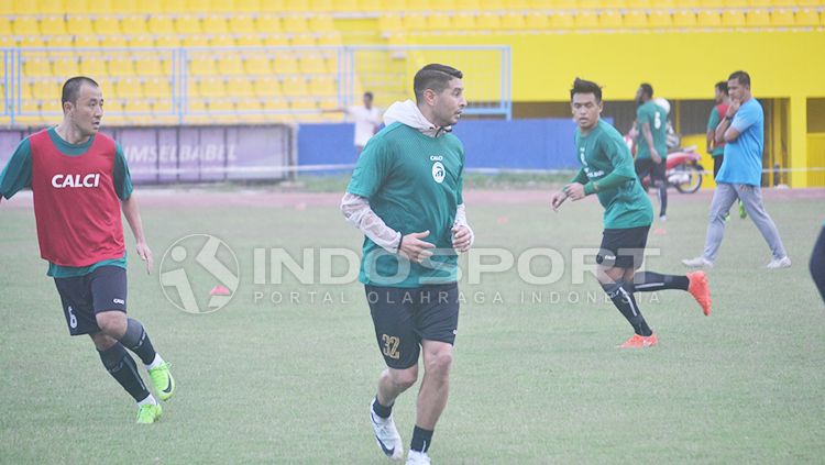 Esteban Vizcarra (tengah) saat berlatih di stadion Jakabaring, Palembang. Copyright: © Muhammad Effendi/INDOSPORT