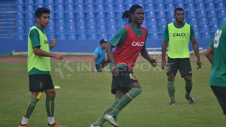 Bek tengah naturalisasi Bio Paulin saat jalani latihan. Copyright: © Muhammad Effendi/INDOSPORT