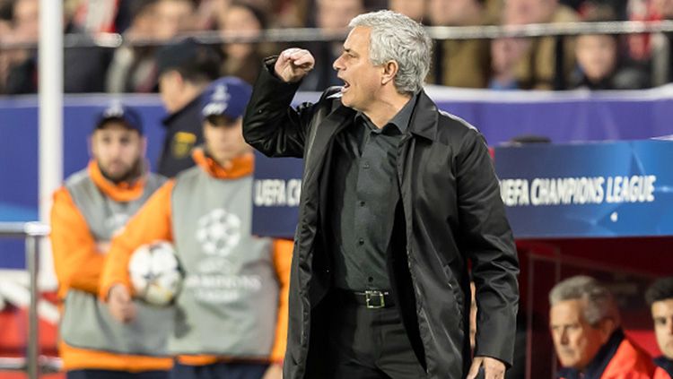 Jose Mourinho saat memberikan instruksi. Copyright: © Getty Images