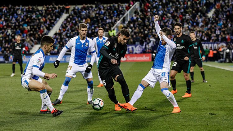 Theo Hernandez mendapat kawalan ketat dari pemain Leganes. Copyright: © Getty Images