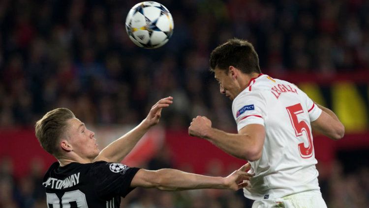 Scott McTominay saat berduel dengan pemain lawan. Copyright: © Getty Images