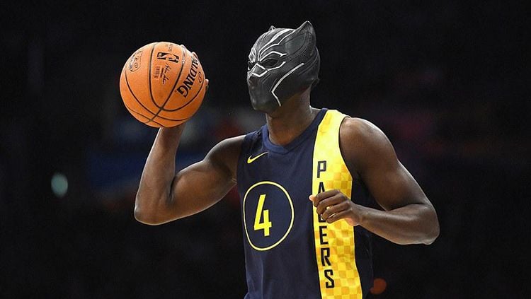 Victor Oladipo gunakan topeng Black Panther pada kontes NBA Slam Dunk. Copyright: © USA Today