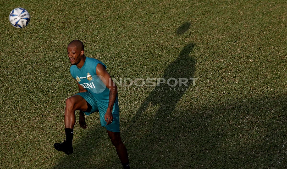 Striker David da Silva mengontrol bola dalam latihan. Copyright: © Herry Ibrahim/Indosport.com