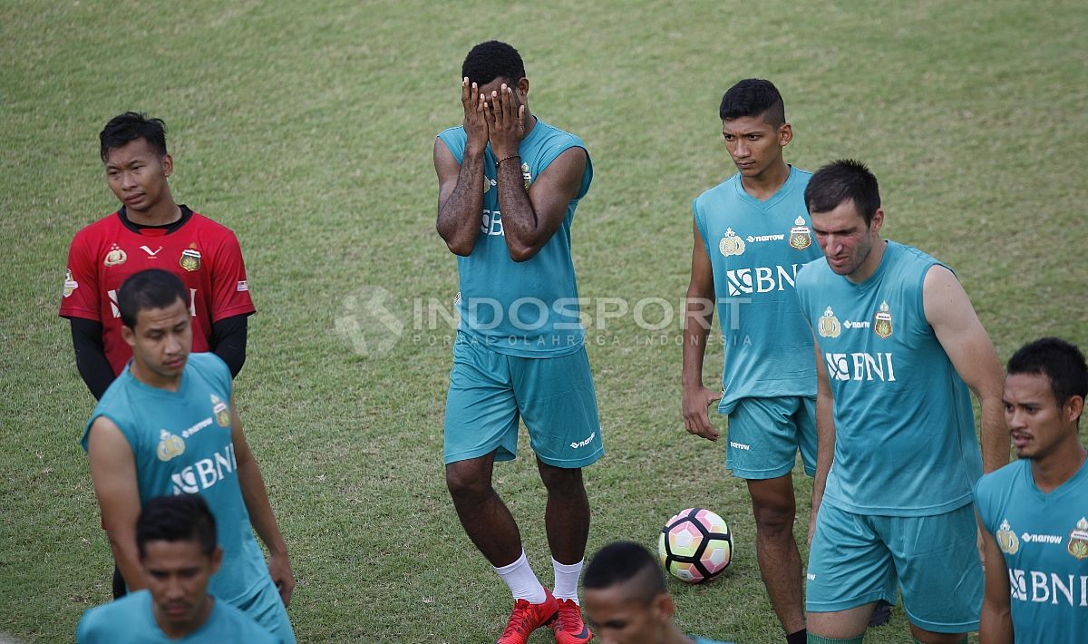 Para pemain BFC mendengarkan arahan pelatih Simon Mcmenemy disela-sela latihan. Copyright: © Herry Ibrahim/Indosport.com