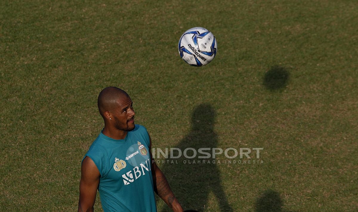 Striker BFC asal Brasil, David da Silva mengontrol bola dalam latihan. Copyright: © Herry Ibrahim/Indosport.com