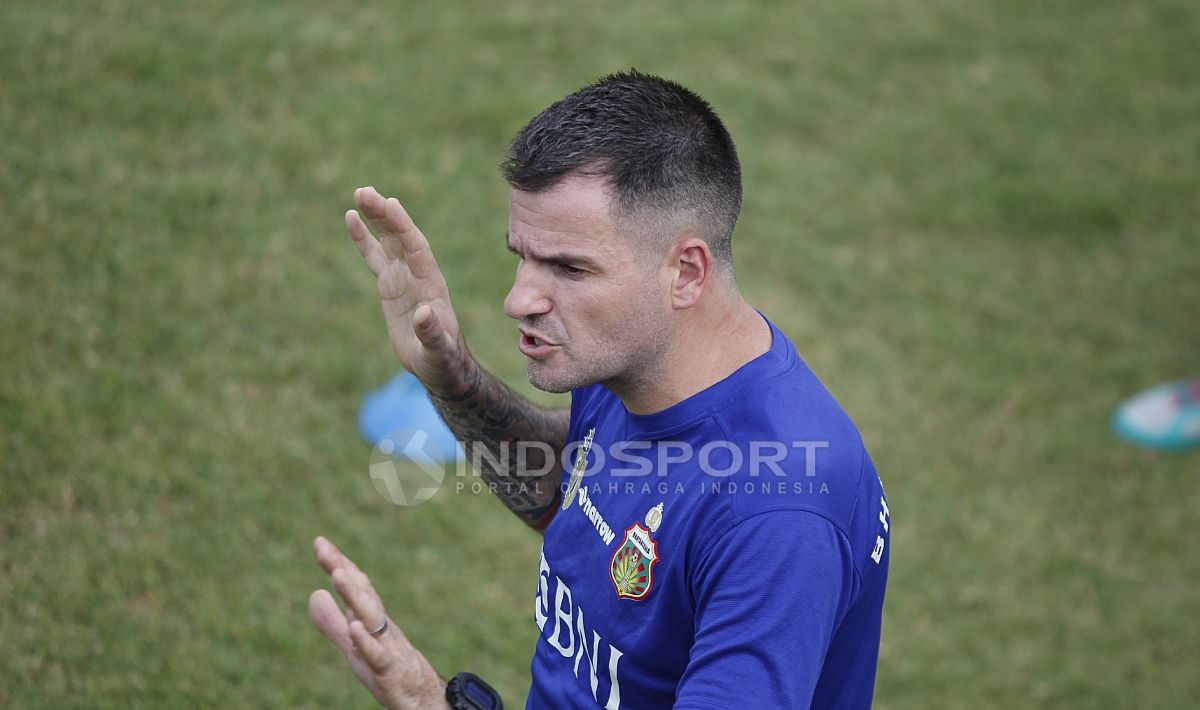 Pelatih BFC, Simon Mcmenemy sedang memberikan arahan kepada anak asuhnya. Copyright: © Herry Ibrahim/Indosport.com