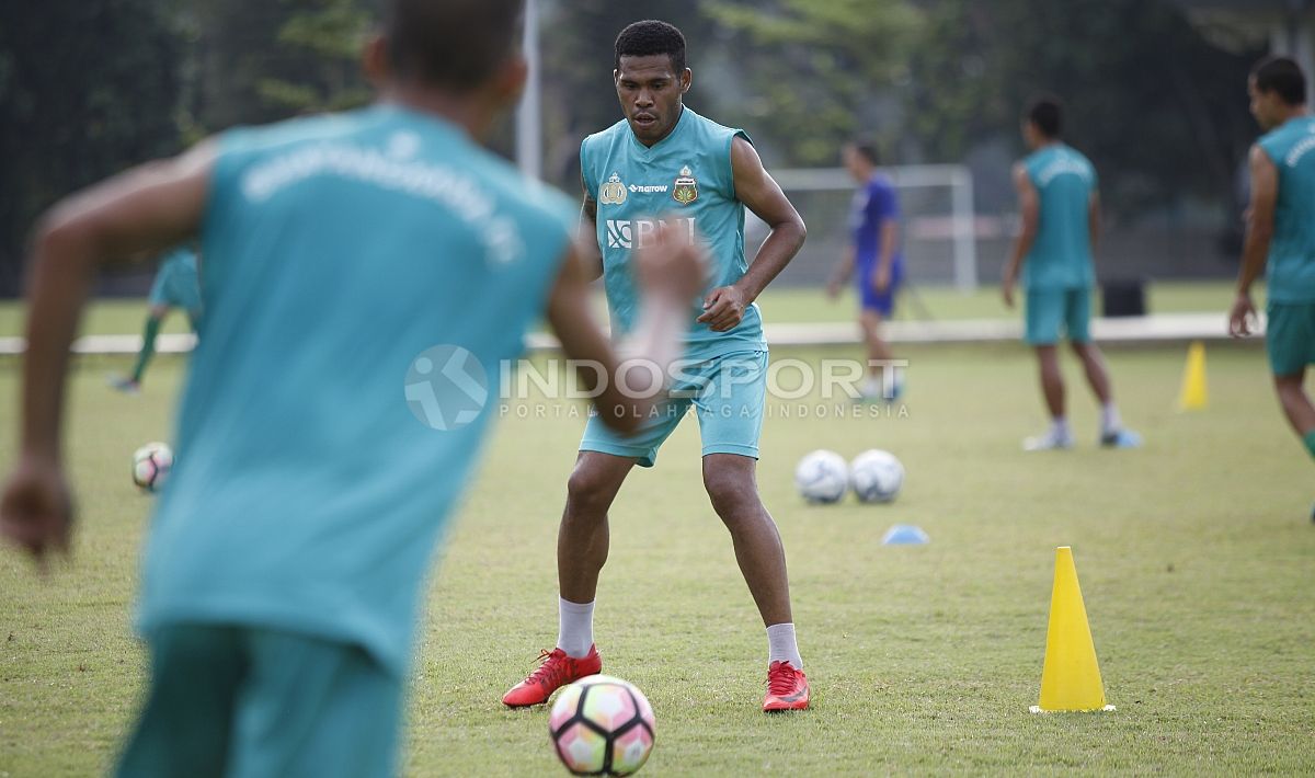 Para pemain BFC terlihat serius menjalankan latihan yang diberikan pelatih. Copyright: © Herry Ibrahim/Football265.com