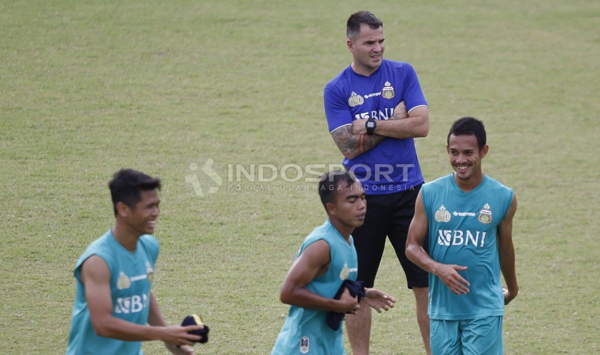 Pelatih BFC, Simon Mecmenemy (belakang) mengamati anak asuhnya berlatih. Copyright: © Herry Ibrahim/Indosport.com