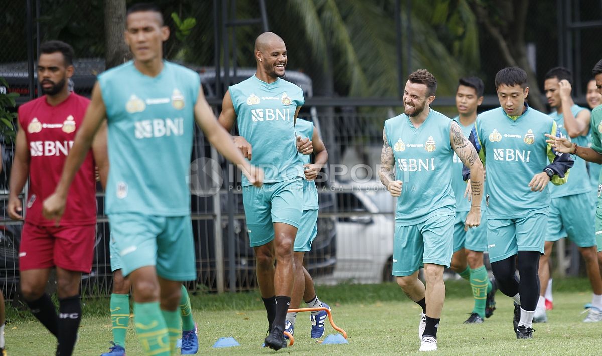 Keakraban para pemain BFC saat melakukan joging sebelum memulai latihan. Copyright: © Herry Ibrahim/Indosport.com