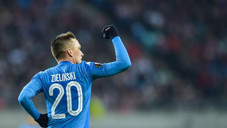 Sebanyak empat klub tenar Eropa sedang memperebutkan gelandang Napoli, Piotr Zielinski, kalau sang pemain sudah meninggalkan klub Liga Italia tersebut. Copyright: © Getty Images