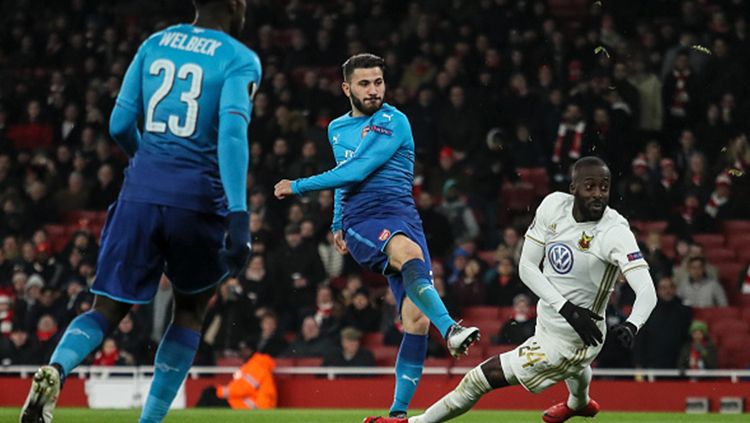 Sead Kolasinac tengah melakukan eksekusi bola dan membuahkan gol. Copyright: © Getty Images