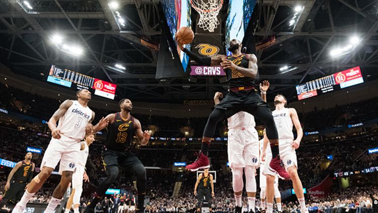 LeBron James usai menceploskan bola ke net lawan. Copyright: © Getty Images