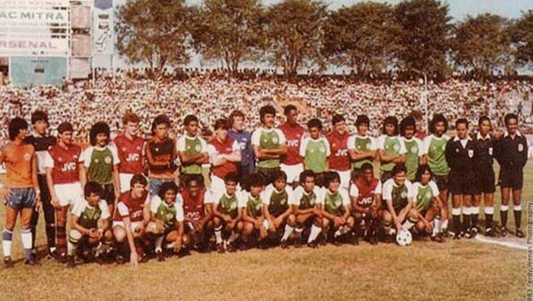 Mengenang kembali kisah kehebatan NIAC MItra kala sukses menekuk Arsenal dalam laga persahabatan di Surabaya, 1983. Copyright: © FourFoutTwo