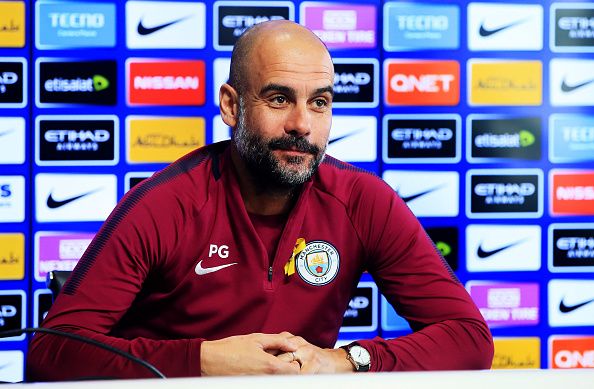 Pep Guardiola  memakai pita kuning untuk mendukung pembebasan para politisi Catalan Copyright: © Getty Image