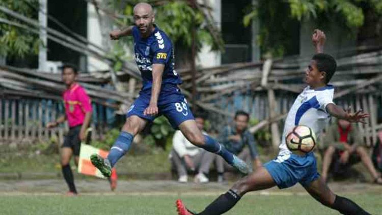 Bruno Silva saat bermain di laga uji coba bersama PSIS Semarang. Copyright: © Jawa Pos