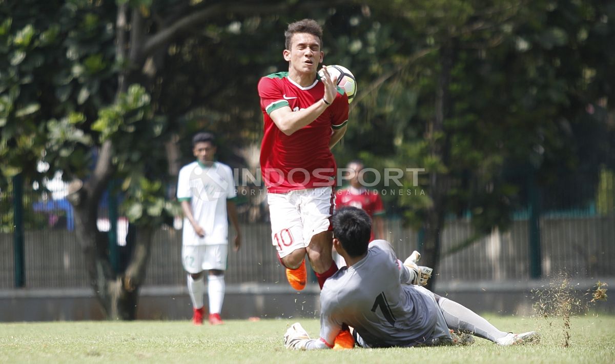 Benturan antara Egy Maulana Vikri dengan kiper Timnas U-19, Gianluca Pagliuca Rossy yang mengakibatkan Egy cedera. Copyright: © Herry Ibrahim/INDOSPORT