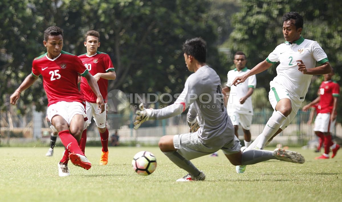 Aksi Osvaldo Haay (kiri) membobol gawang Timnas U-19. Copyright: © Herry Ibrahim/INDOSPORT