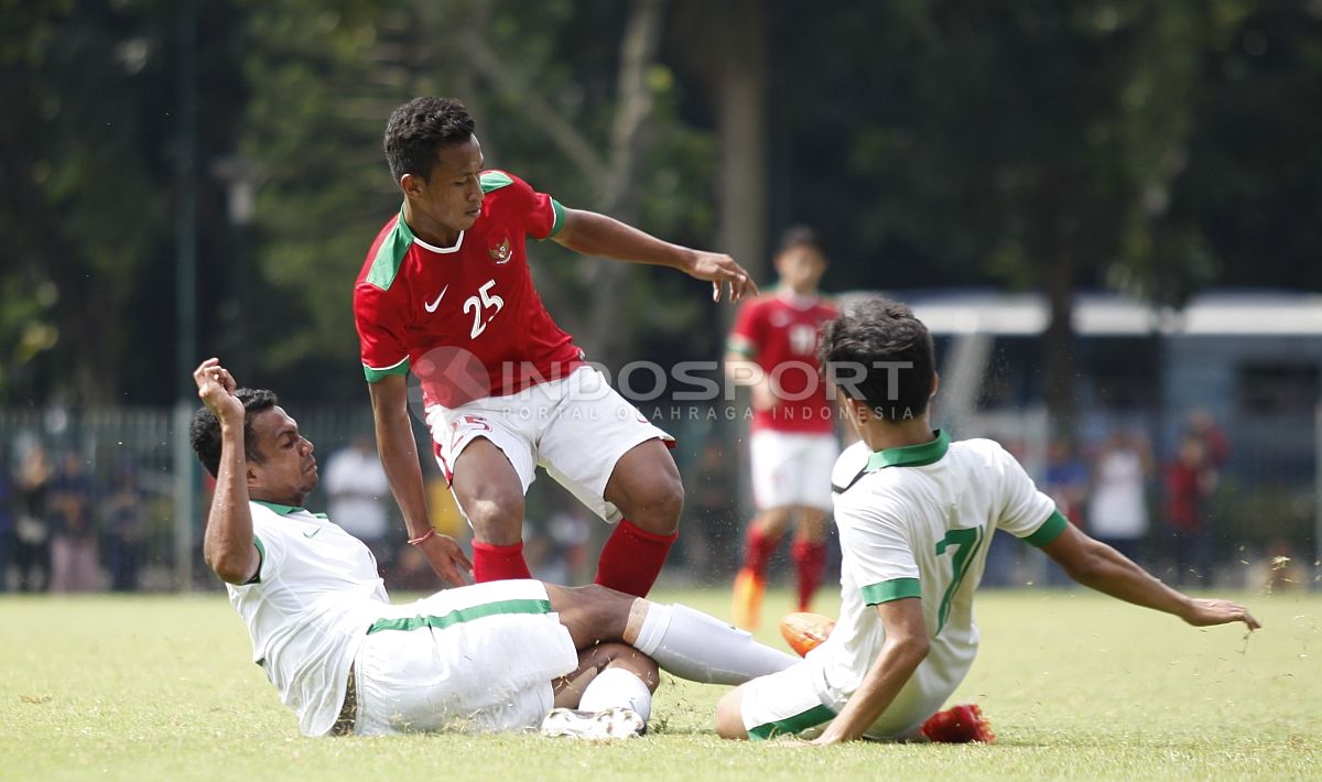 Osvaldo Haay (tengah) mendapat kawalan dua pemain Timnas U-19. Copyright: © Herry Ibrahim/INDOSPORT