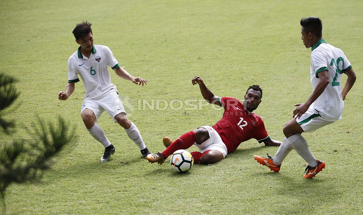 Aksi gelandang Timnas U-23, Nelson Alom (tengah) mengamankan bola dari rebutan pemain Timnas U-19. Copyright: © Herry Ibrahim/INDOSPORT