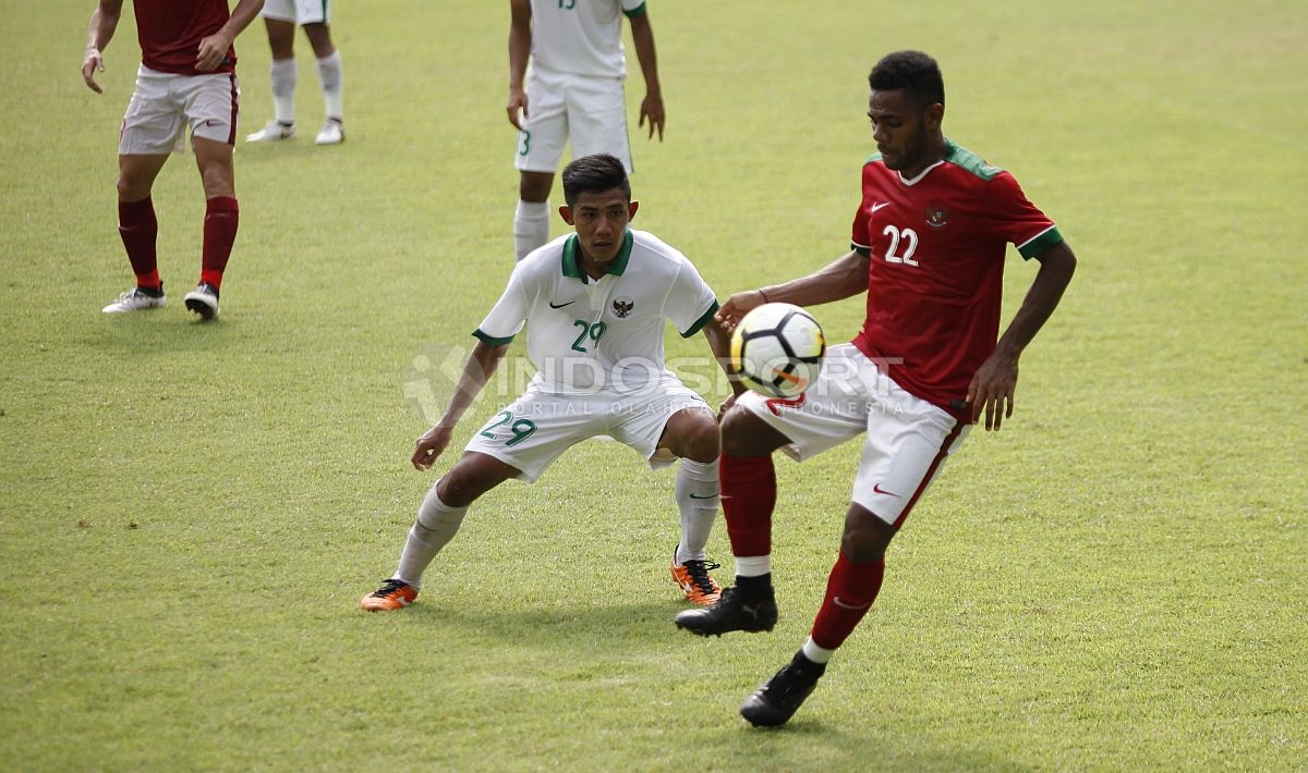 Yabes Roni (kanan) berusaha melepaskan diri dari penjagaan pemain Timnas U-19. Copyright: © Herry Ibrahim/INDOSPORT