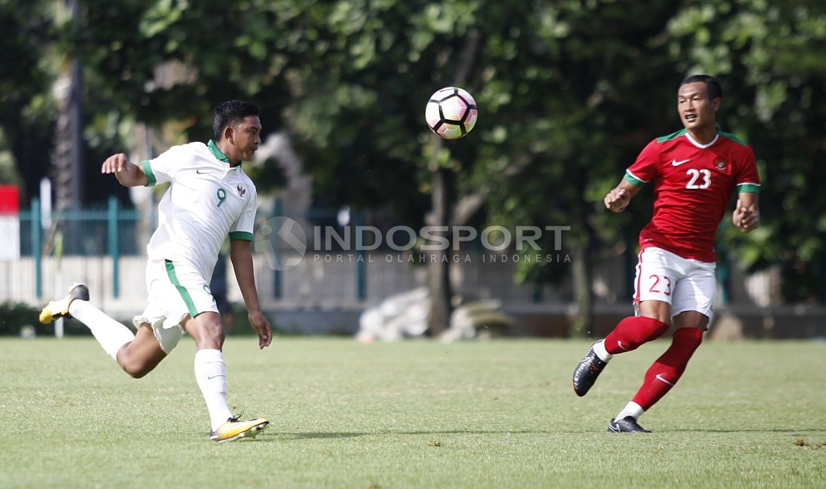 Striker Timnas U-19, Muhammad Rafli (kiri) berhadapan dengan bek Timnas U-23, Hansamu Yama. Copyright: © Herry Ibrahim/INDOSPORT