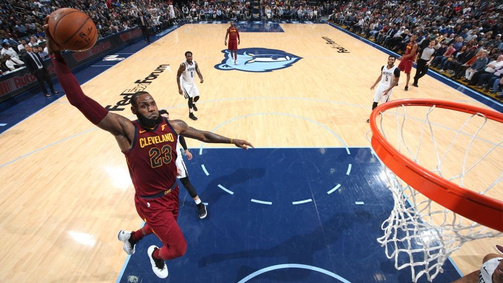 Aksi LeBron James di laga Memphis Grizzlies vs Cleveland Cavaliers. Copyright: © Getty Images