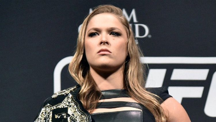Mantan pegulat wanita Ultimate Fighting Championship (UFC), Ronda Rousey, pernah membanting seorang presenter hingga patah tulang rusuknya setelah diledek. Copyright: © Medium