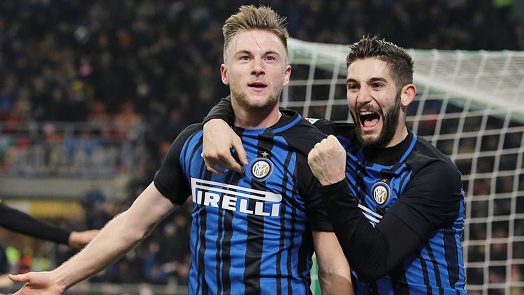 Milan Skriniar (kiri) saat merayakan gol pada musim 2018/19 lalu. Copyright: © Getty Images