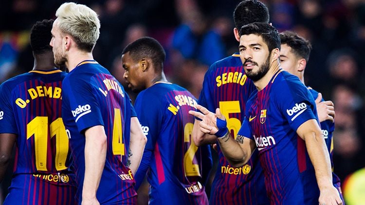 Pemain Barcelona usai merayakan gol Luis Suarez. Copyright: © Getty Images