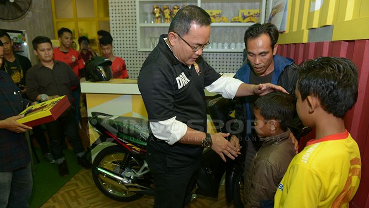 Presiden Sriwijaya FC Dodi Reza Alex memenuhi janjinya untuk menganti motor fans Laskar Wong Kito yang hilang. Copyright: © Muhammad Effendi/INDOSPORT