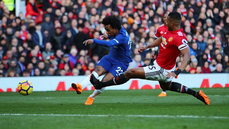 Man United vs Chelsea, Willian dijegal Antonio Valencia. Copyright: © Getty Images