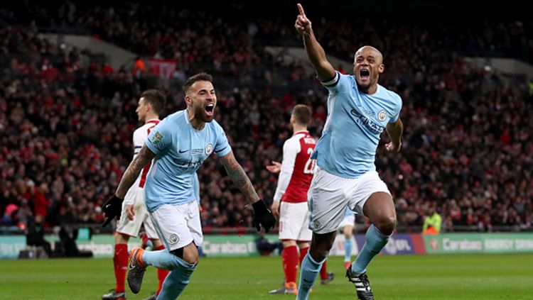 Vincent Kompany turut merobek gawang Arsenal di laga final Piala Liga Inggris. Copyright: © Getty Images