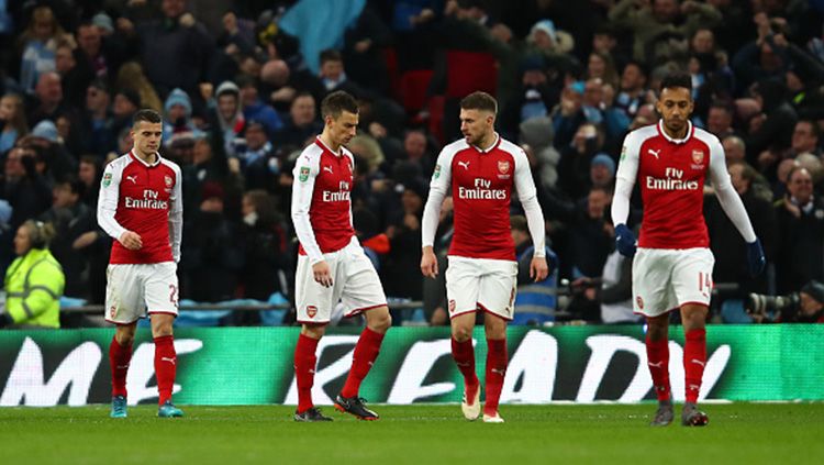 Pemain Arsenal tampak tertunduk lesu dalam partai final Piala Liga Inggris. Copyright: © Getty Images