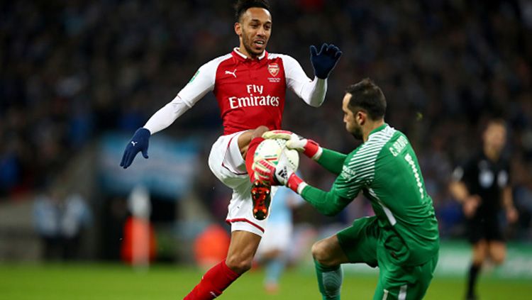 Pierre-Emerick Aubameyang kalah cepat dari Claudio Bravo dalam berebut bola. Copyright: © Getty Images