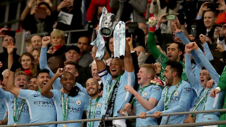 Man City juara, Kompany mengangkat Piala Liga Inggris Copyright: © Getty Image