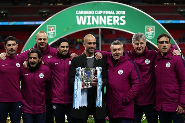 Pep Guardiola memegang trofi Piala Liga Inggris 2018 Copyright: © Getty Image