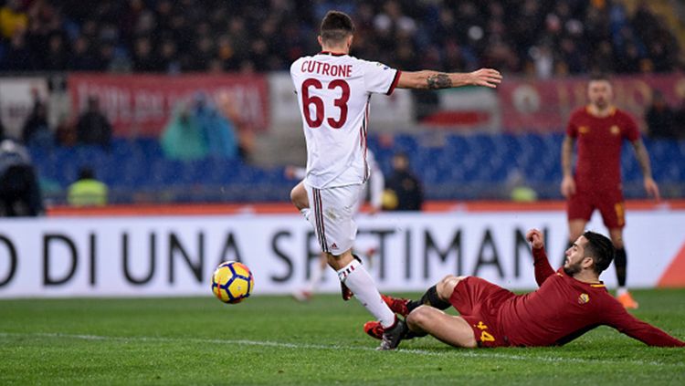 Sontekan Cutrone yang berujung gol pertama bagi AC Milan atas AS Roma. Copyright: © Getty Images
