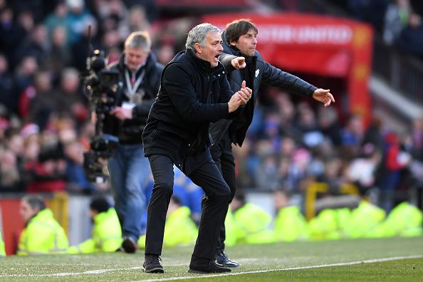 Mourinho dan Conte memberikan intruksi kepada para pemainnya dari pinggir lapangan. Copyright: © Getty Image