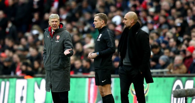 Arsene Wenger sedang bertanya kepada Graham Scott Copyright: © Getty Image