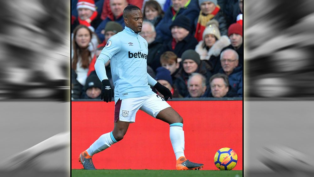 Patrice Evra menjalani debut bersama West Ham Copyright: &copy; thesun.co.uk