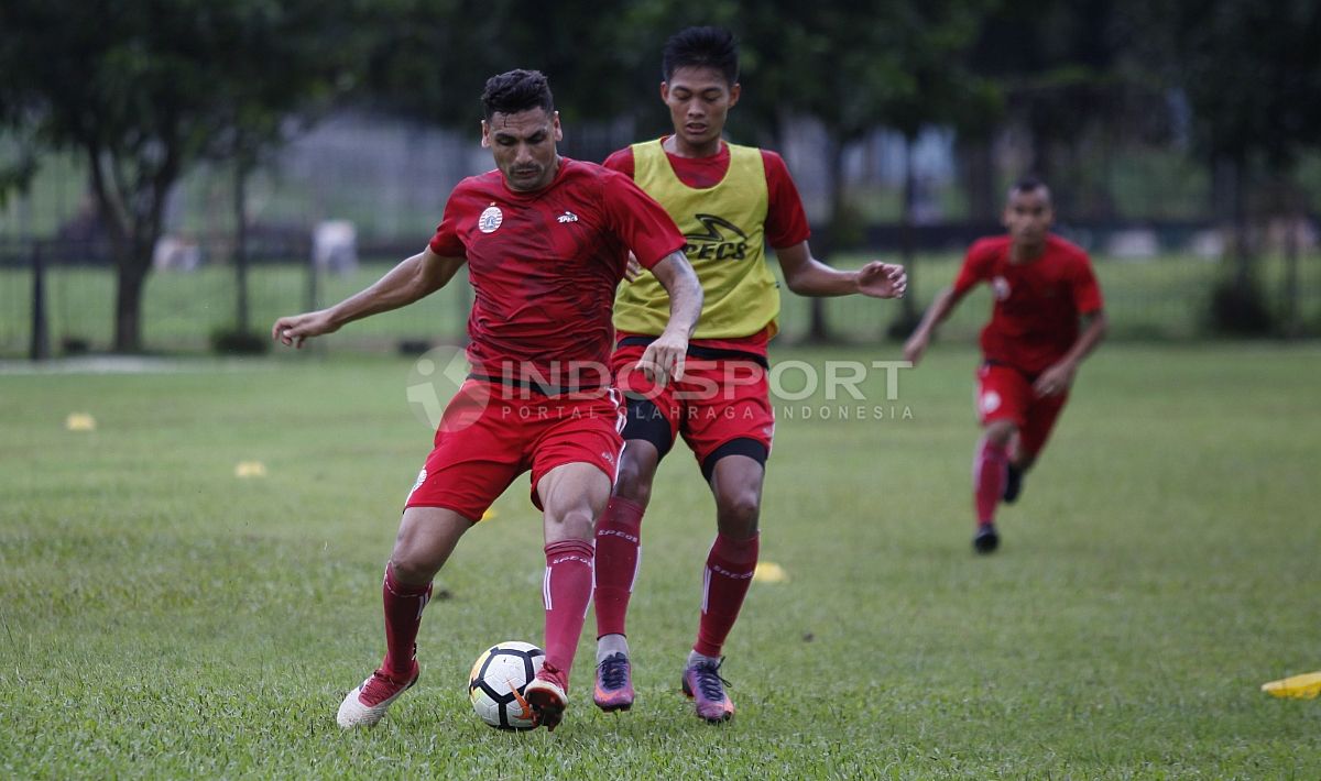 Pergerakan Jaime Silva coba diganggu oleh Vava Mario Yagalo. Copyright: © Herry Ibrahim/INDOSPORT